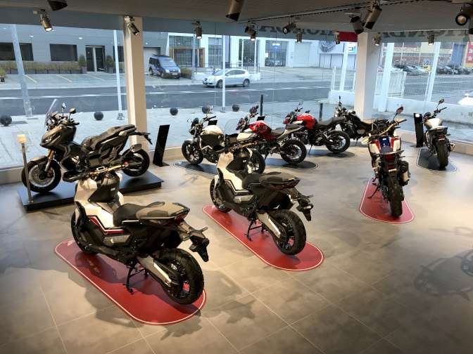 Ven a conocer nuestra nueva exposición dónde podrás disfrutar de toda la gama de motocicletas Honda en una ambiente inmejorable y con la mejor atención comercial.